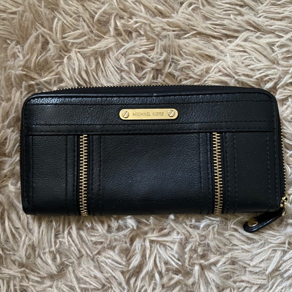 Michael Kors wallet - Picture 1 of 5